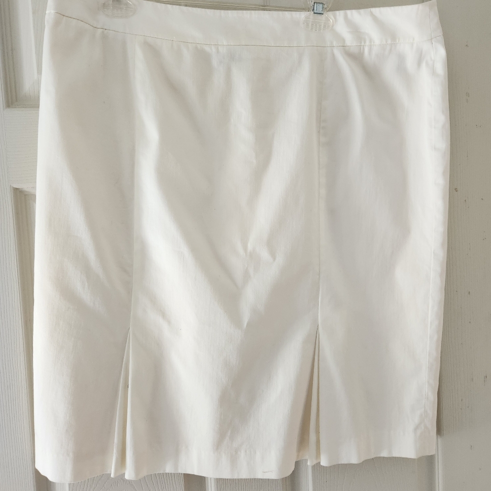 JONESWEAR white skirt w/ twin pleats in the front. NWOT